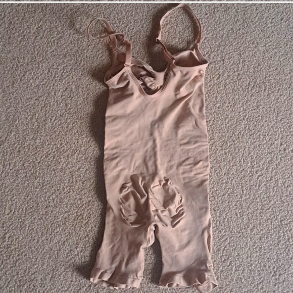 XLARGE    SKIMS SEAMLESS SCULPTING MID THIGH  BODYSUIT. - Picture 6 of 9